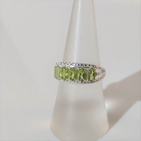 Peridot 1.4 Carats tw Ring in Sterling Silver Size 6-1/4 - Picture 5 of 8